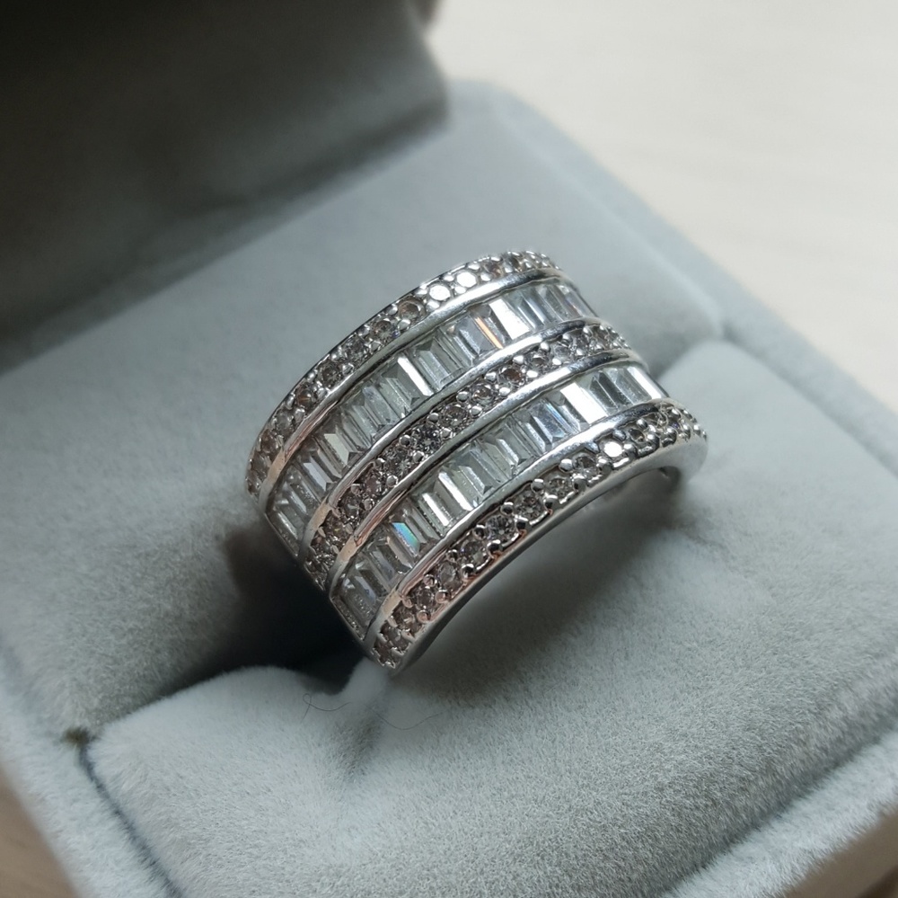 Elegant silver ring